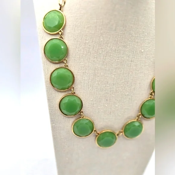 VINTAGE Statement Necklace Gold Tone Green Circular Faux Stones - Picture 3 of 4